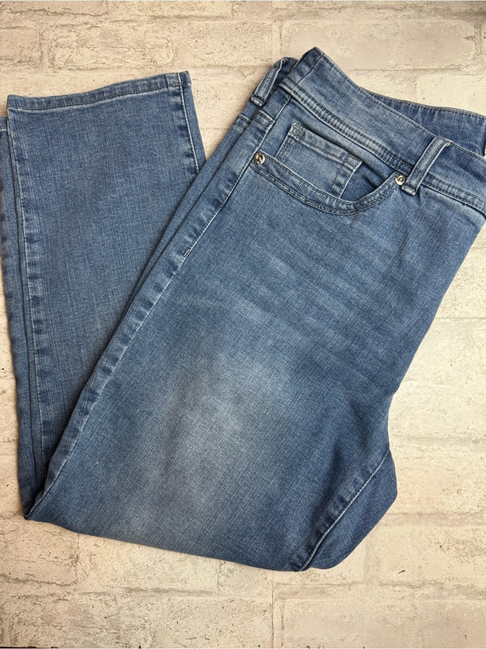 Chico's Blue So Slimming Crop Jeans EUC Embellished Pockets Size 0.5 (S/6)😍